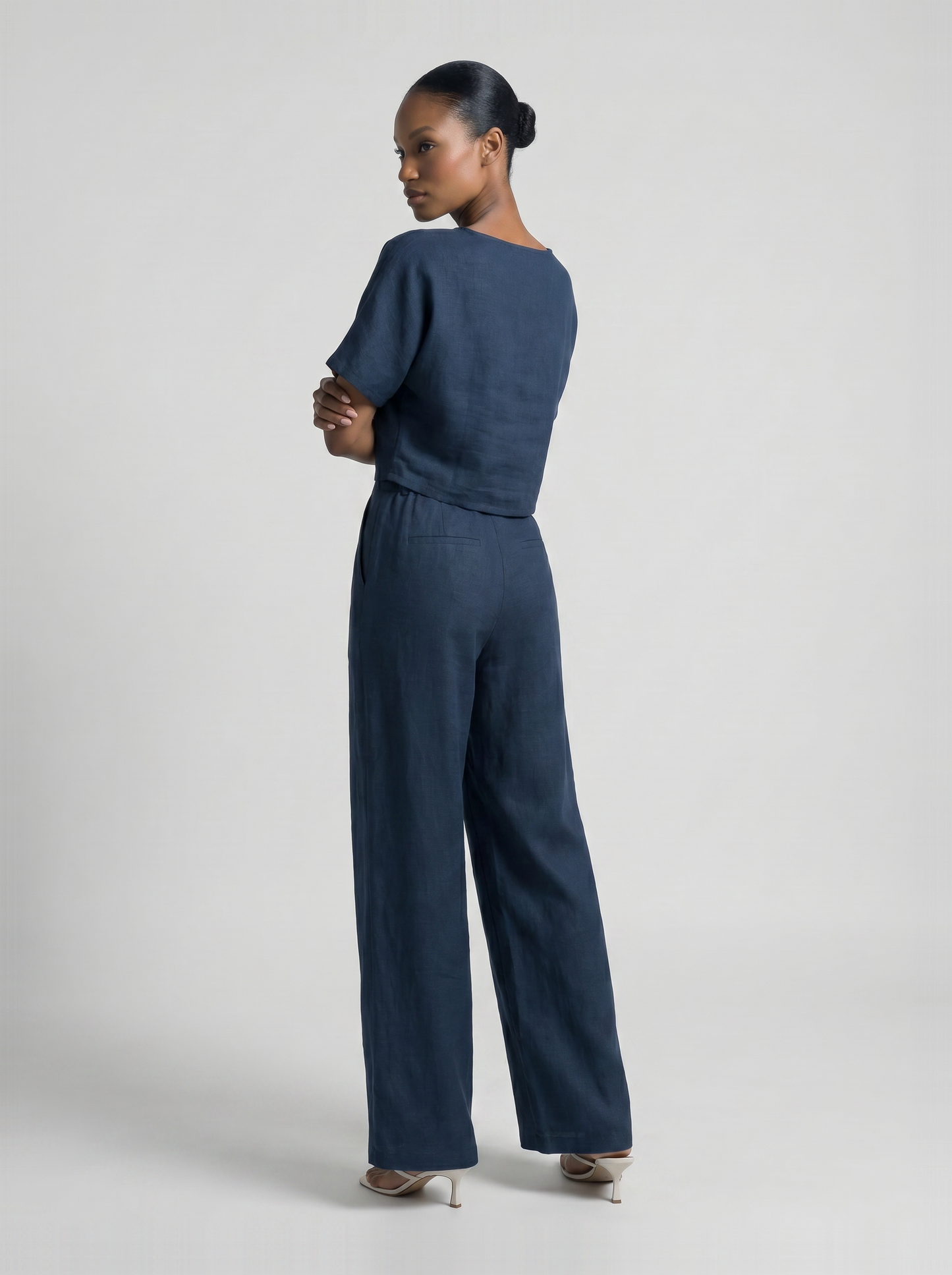 Valencia Linen Set navy – achterkant lopend zij-aanzicht