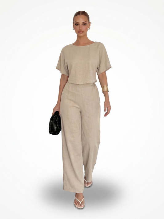 Valencia Linen Set beige – frontaal met zwarte clutch en gouden cuff