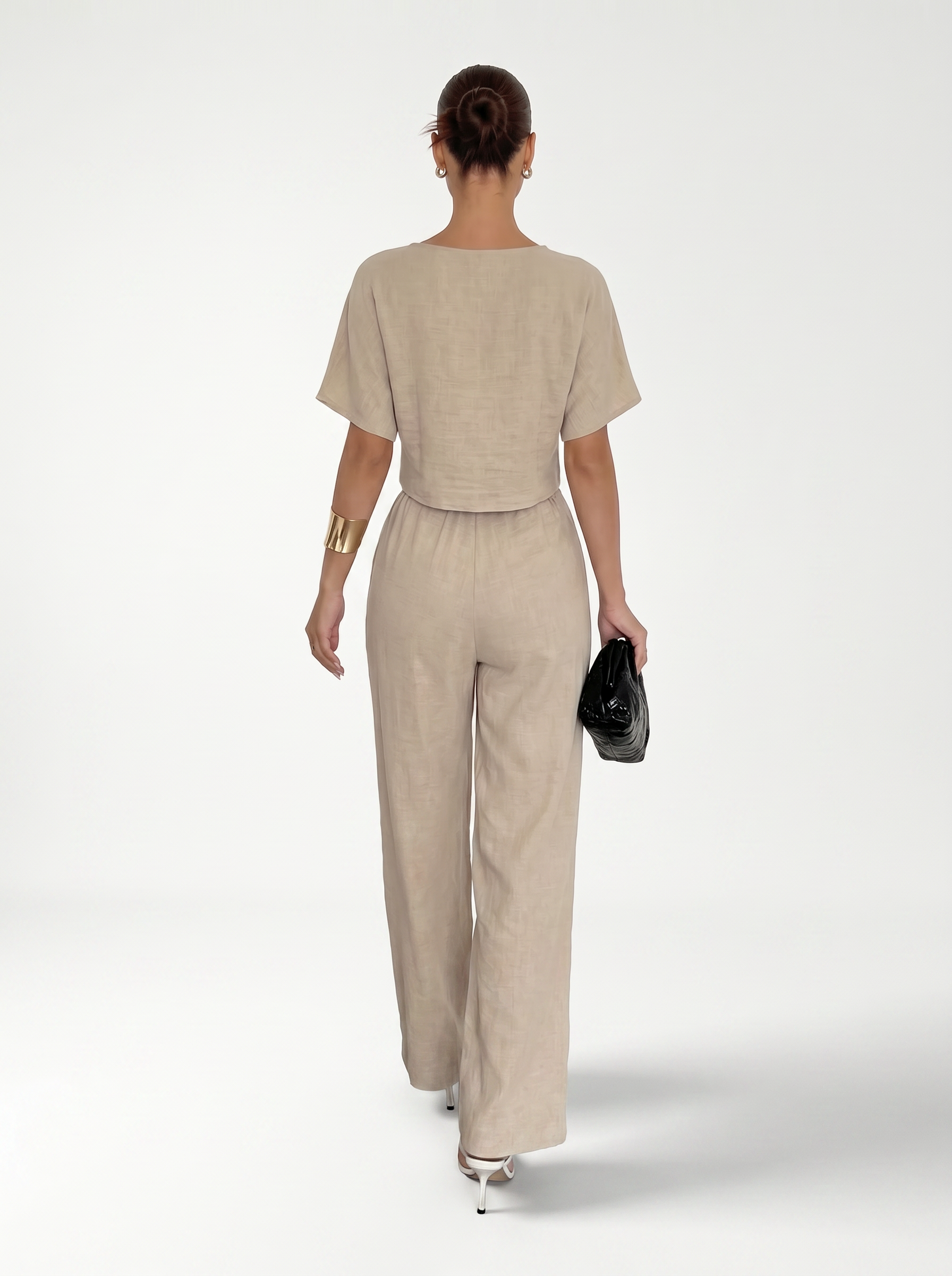 Valencia Linen Set beige – achterkant lopend met clutch