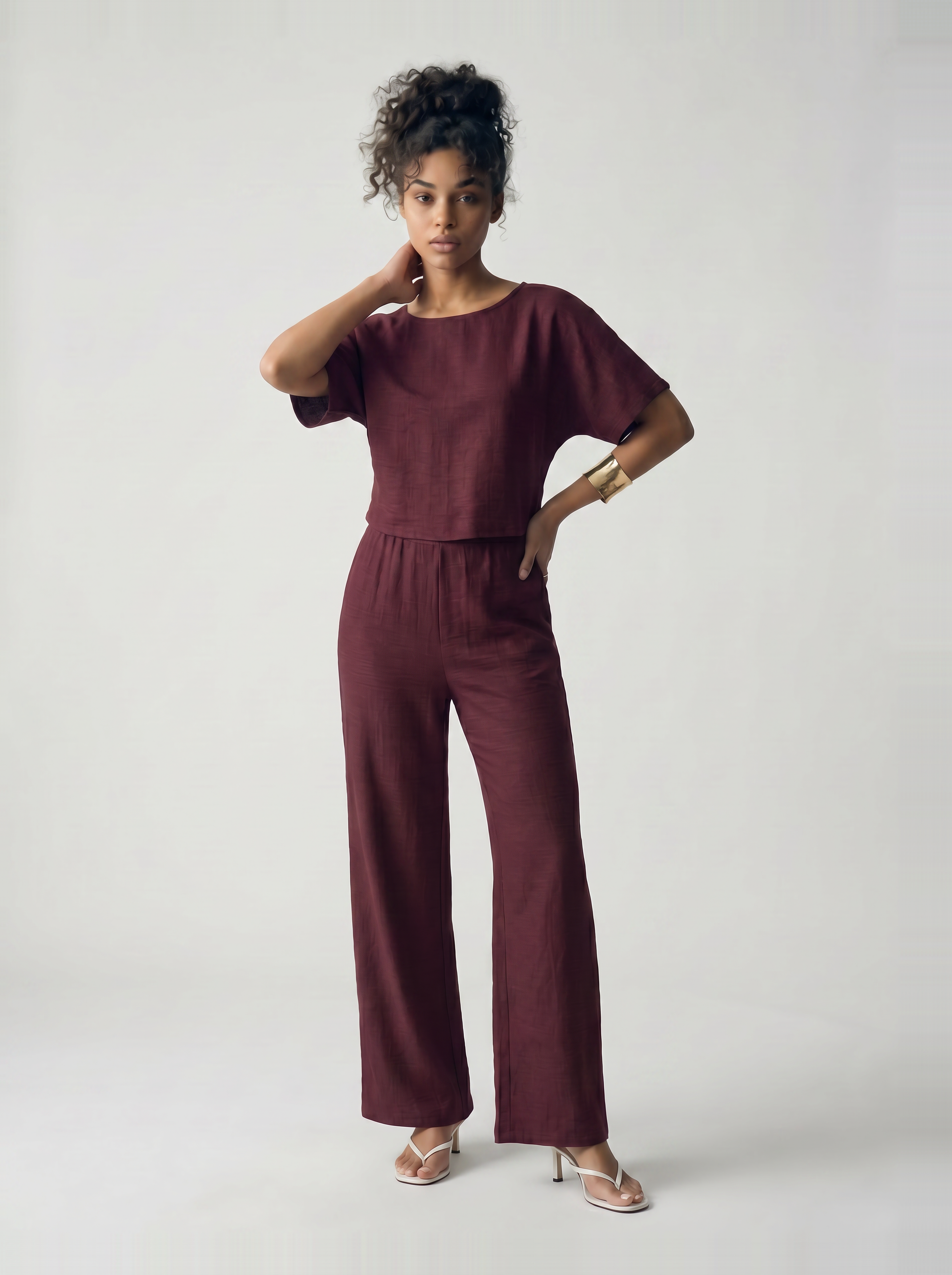 Valencia Linen Set bordeaux – frontaal hand op heup gouden cuff