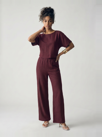 Valencia Linen Set bordeaux – frontaal hand op heup gouden cuff