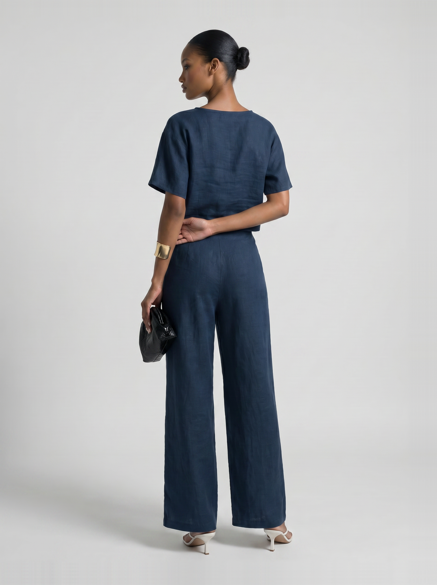 Valencia Linen Set navy – achterkant zij-aanzicht armen gekruist